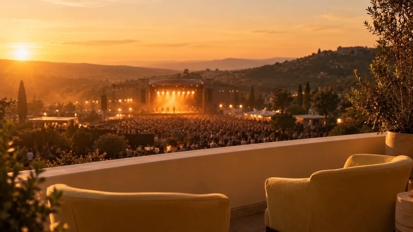 Salle de concert pleine, éclairée par la scène